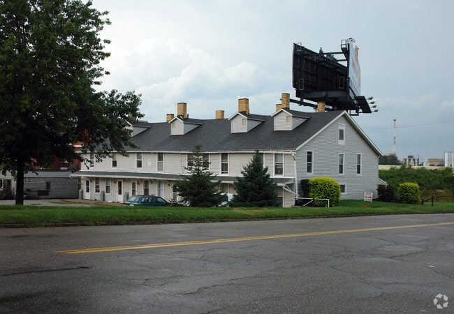Building Photo - 727 Camden Ave SW