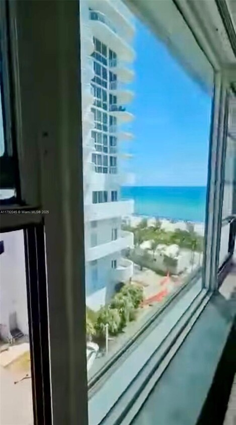 Foto principal - 6345 Collins Ave