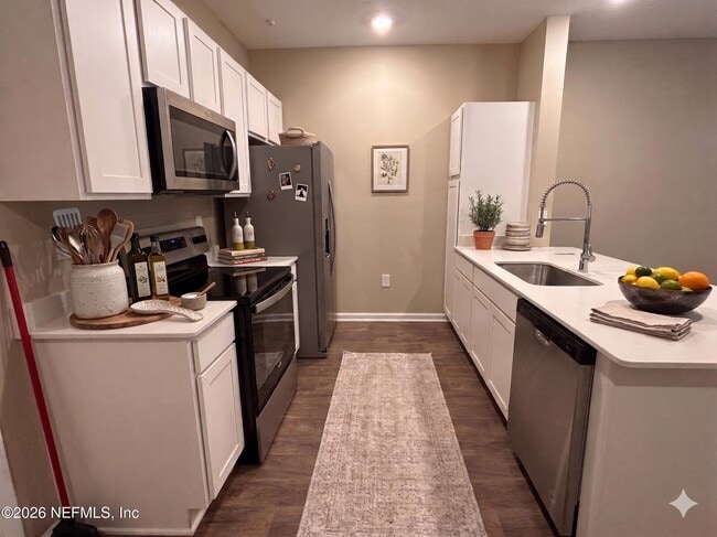 Foto del edificio - 903 Rivertree Pl