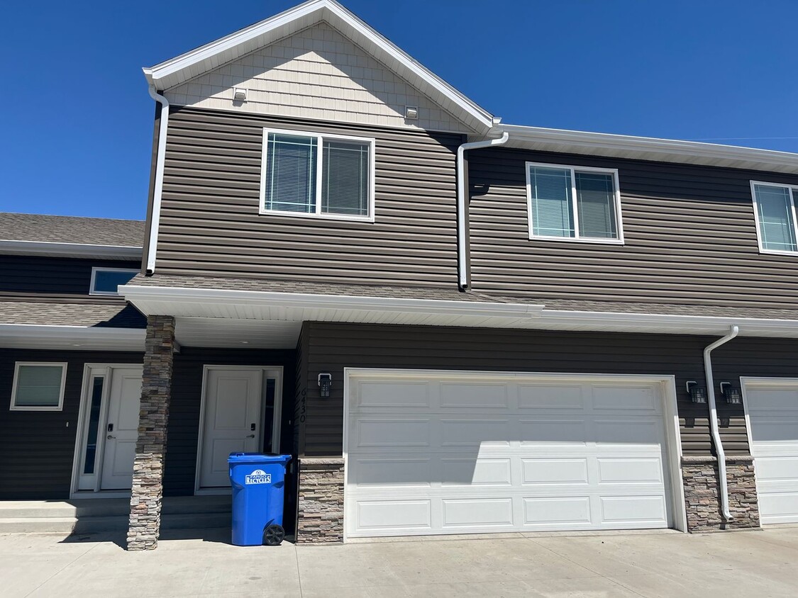 Primary Photo - 3 Bed 3 Bath Townhome