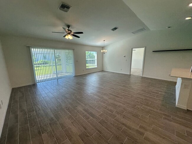 Foto del edificio - 3 Bedroom/ 2 Bath Corn Lot Home in NE Cape...