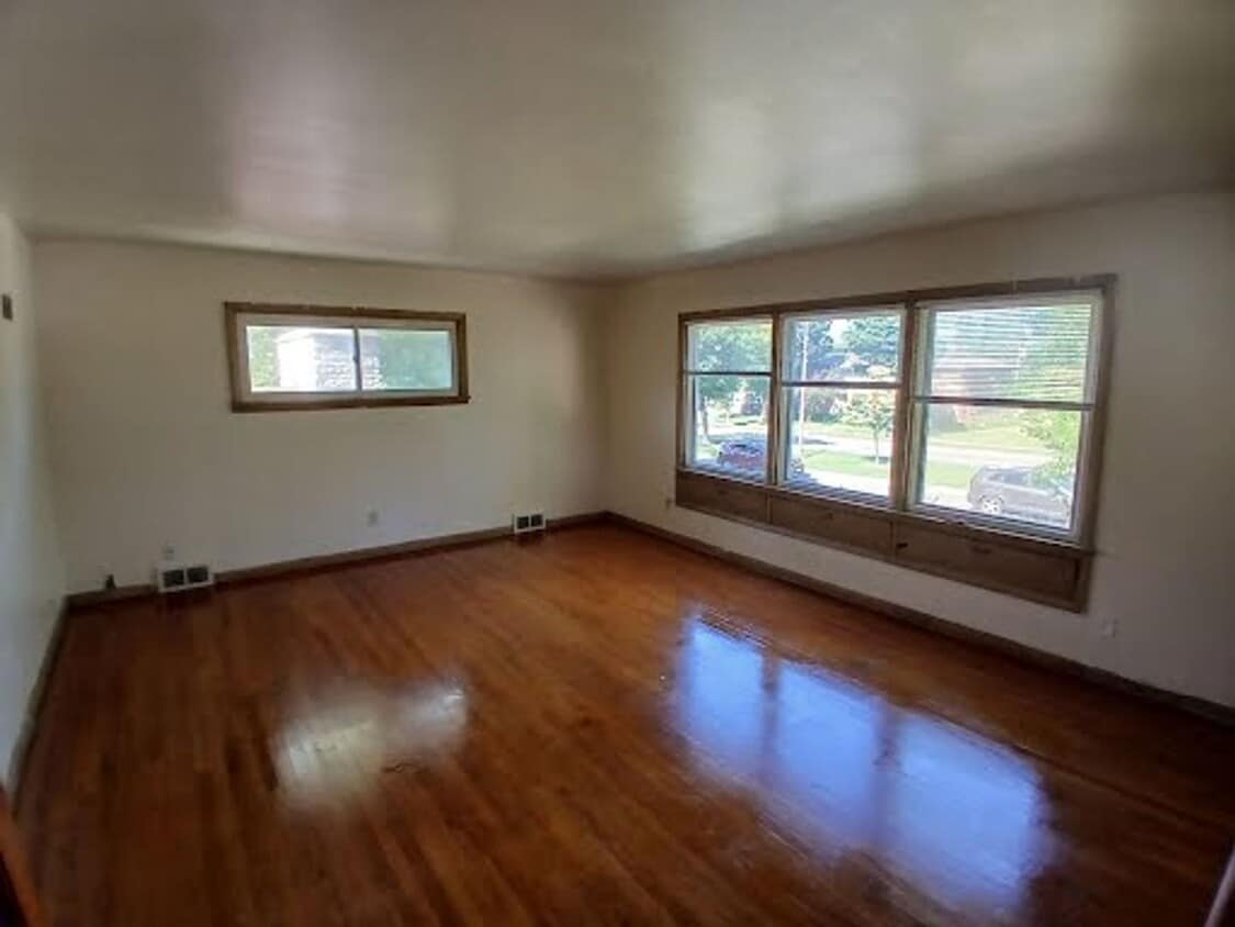 Primary Photo - 4421 N 76th St