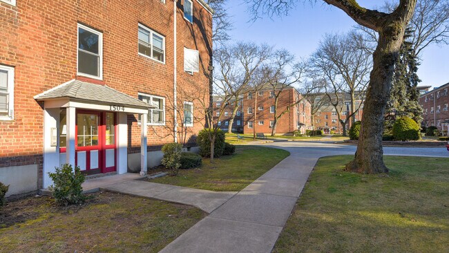 Jardines de Teaneck - 1504 W Terrace Cir