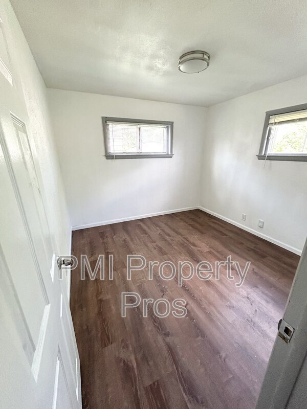 Foto del edificio - 5648 N 61st St