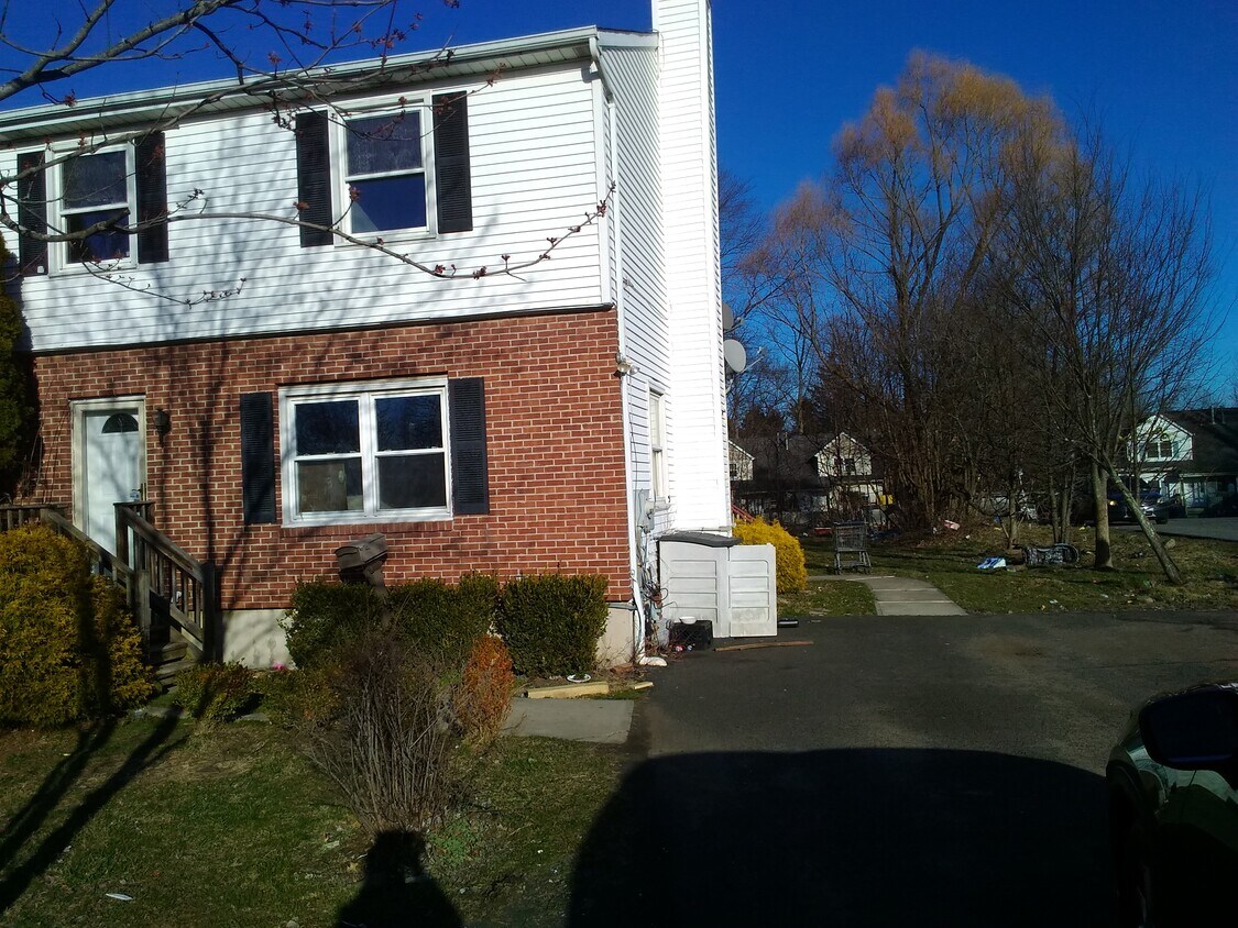 Primary Photo - 42 Slinn Ave