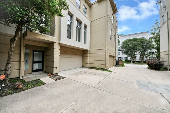 Building Photo - 1112 Columbus St