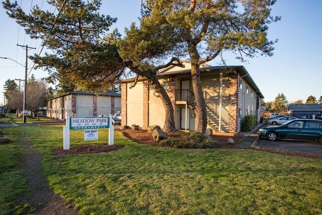 Building Photo - Lovely 2bed/1bath Available Now! Pets OK! Call For Info!