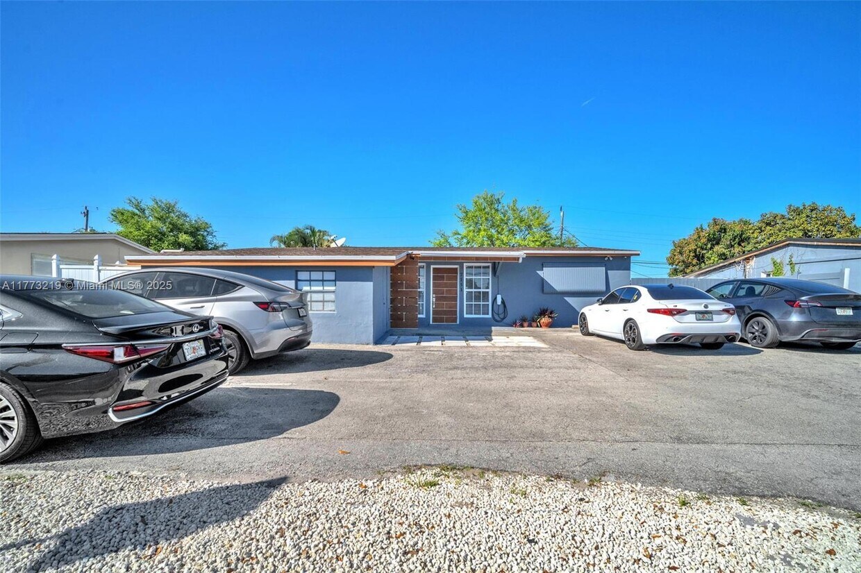 Foto principal - 7151 Taft St