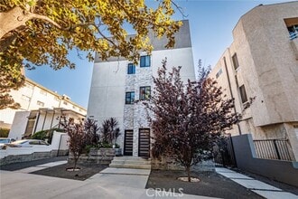 Building Photo - 14944 Moorpark St