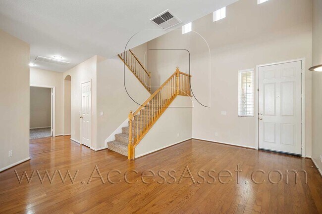 Building Photo - Beautiful 4 Bed/2.5 Bath Home With Golf Co...