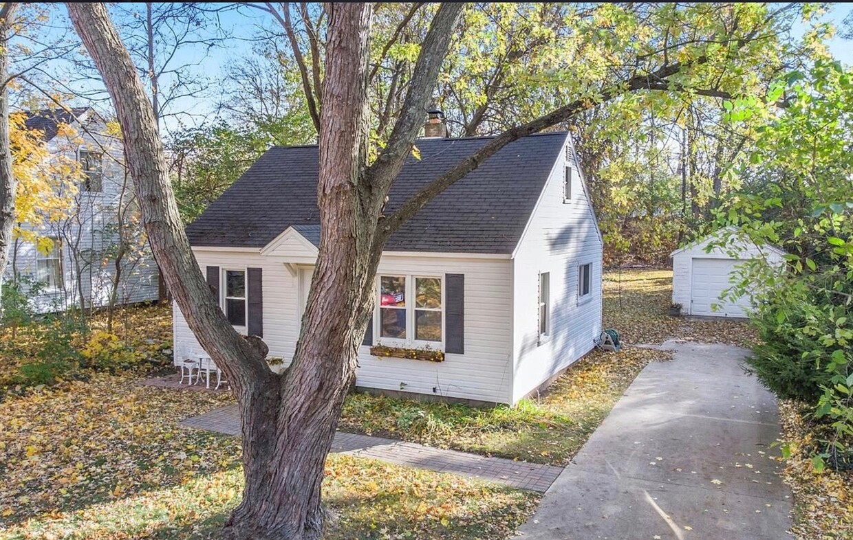 Front of Home View #1 - 1544 Pear St