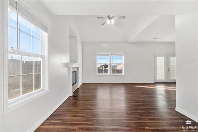 Building Photo - Charming Townhome, Prime Location, Cozy Li...