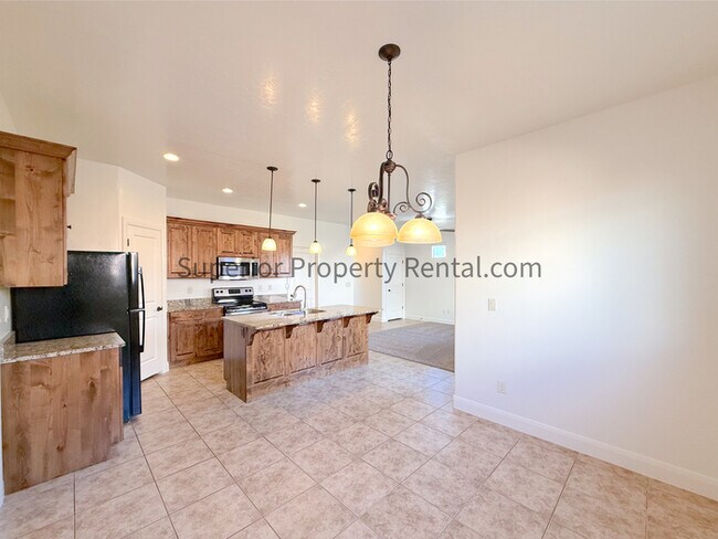 Foto del edificio - 4 bed, 2.5 bath duple w/2 car garage