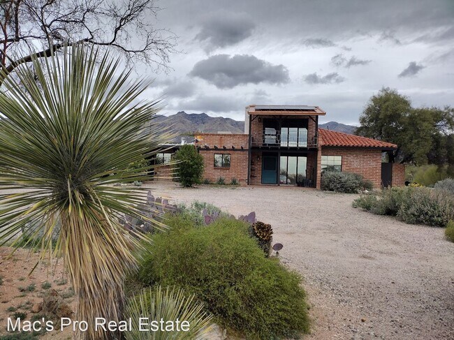 Building Photo - 2 br, 1 bath House - 5211 E. Camino Franci...