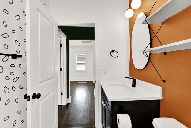 Foto del edificio - Fully Renovated Home in Kendall Whittier – Designer Finishes + Prime Location