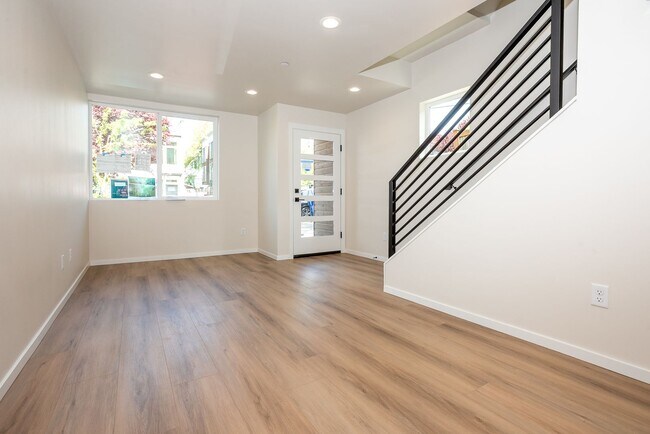 Foto del edificio - New Modern Ballard Townhouse | 3BR/2BA | Private Patio & Backyard