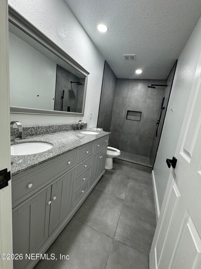 Foto del edificio - 807 Black Cherry Dr S