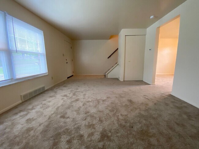 Foto del edificio - Wonderful 2BR Townhome in Plum! Central A/C, Garage and Front Yard!!