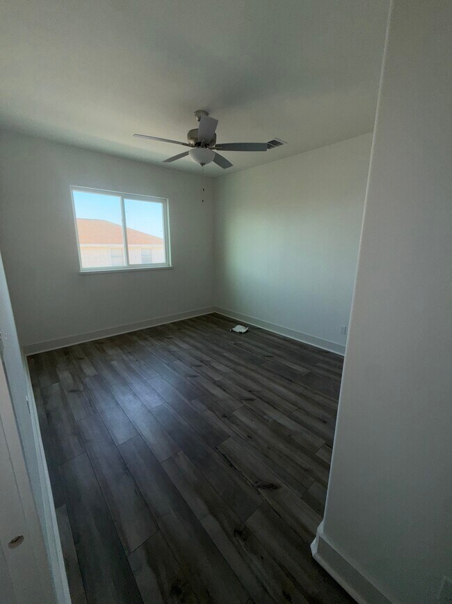 Foto del edificio - 15438 Cruiser St