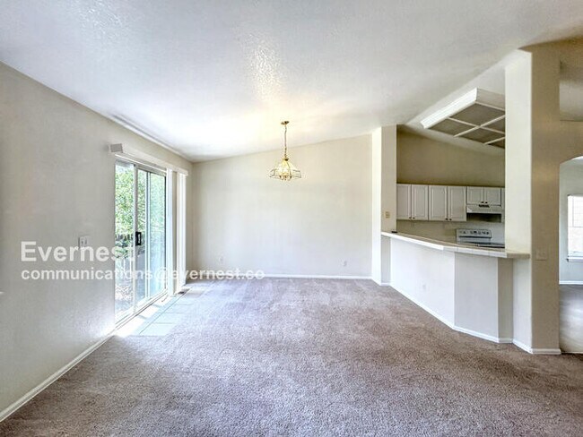 Foto del edificio - 3 Bed, 2 Bath Home with Fenced Yard & Garage / Available Soon!