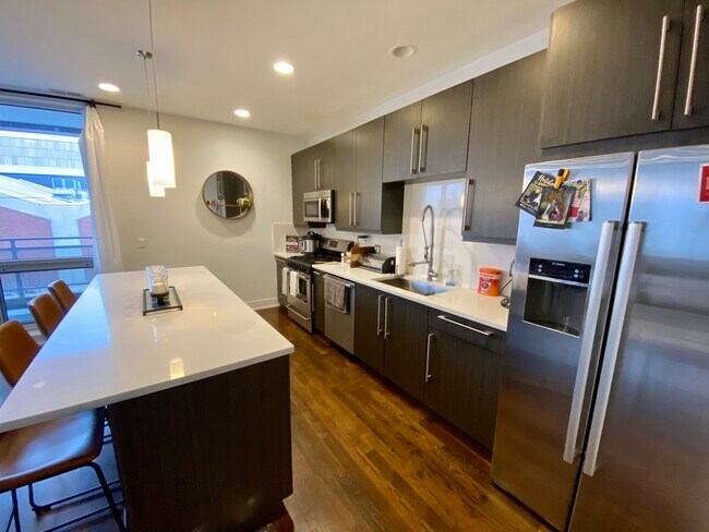 Foto del edificio - 2366 N Seeley Ave