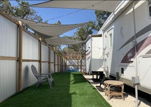 Building Photo - 755 Elmhurst Dr