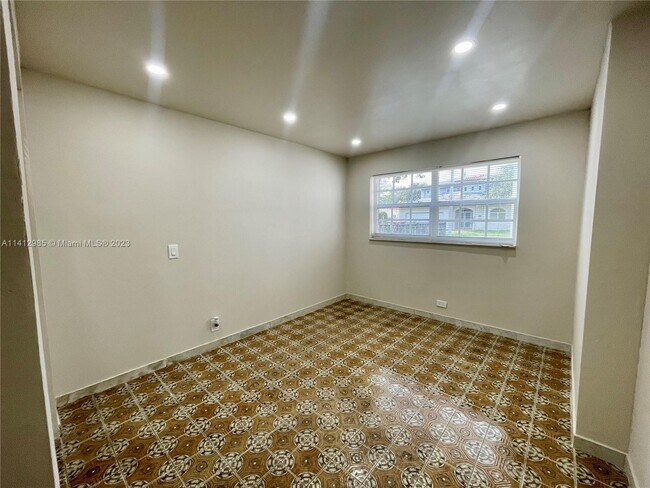 Foto del edificio - 2338 SW 21st St