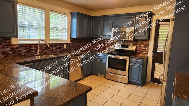 Foto del edificio - Coming in June!  Remodeled 4 Bedrooms 2 Fu...