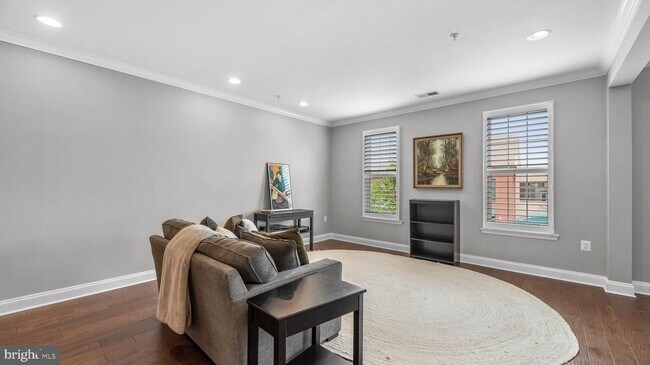 Foto del edificio - 7674 Maple Lawn Blvd