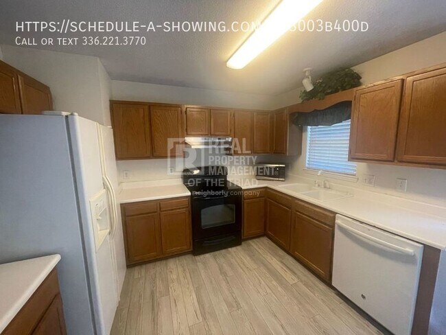 Building Photo - Picturesque Single Level 3bd/2ba Property ...