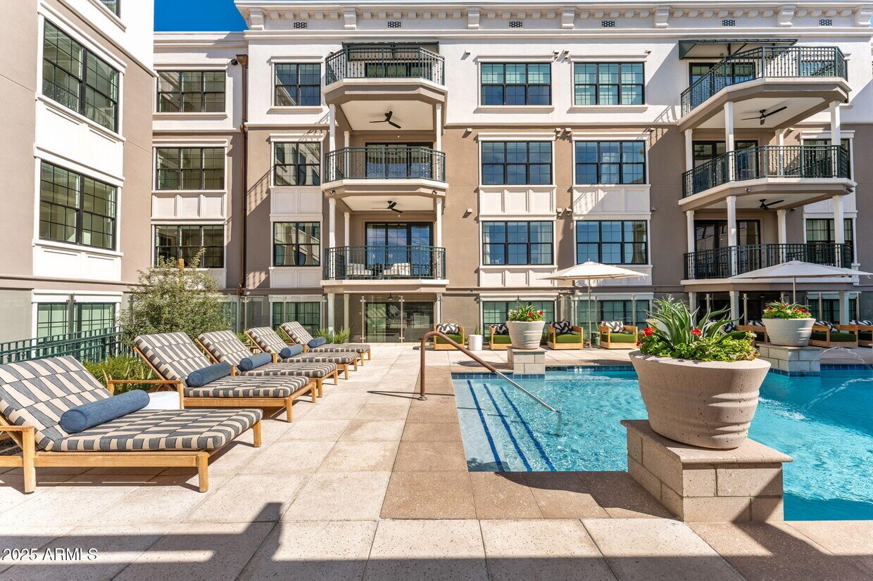 Foto principal - 4240 E Camelback Rd
