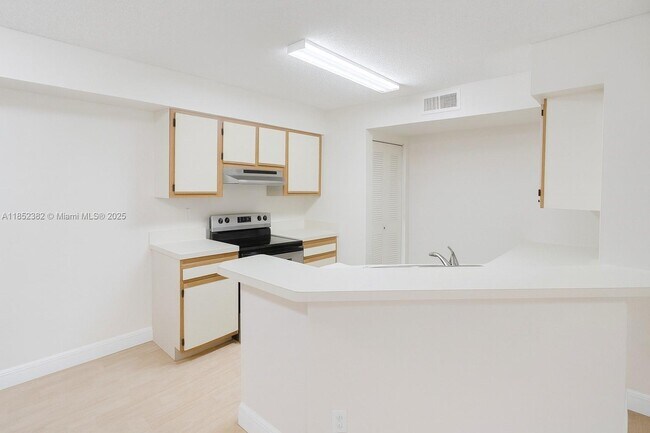Foto del edificio - 9999 Summerbreeze Dr