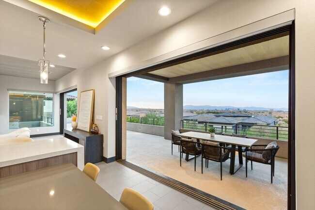 Foto del edificio - LUXURY 5 BEDROOM HOME IN THE BLUFFS