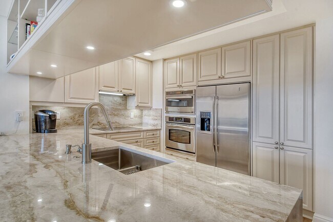 Foto del edificio - VACATION RENTAL Amazing 2/2 condo in the heart of downtown Sarasota with Bay View!