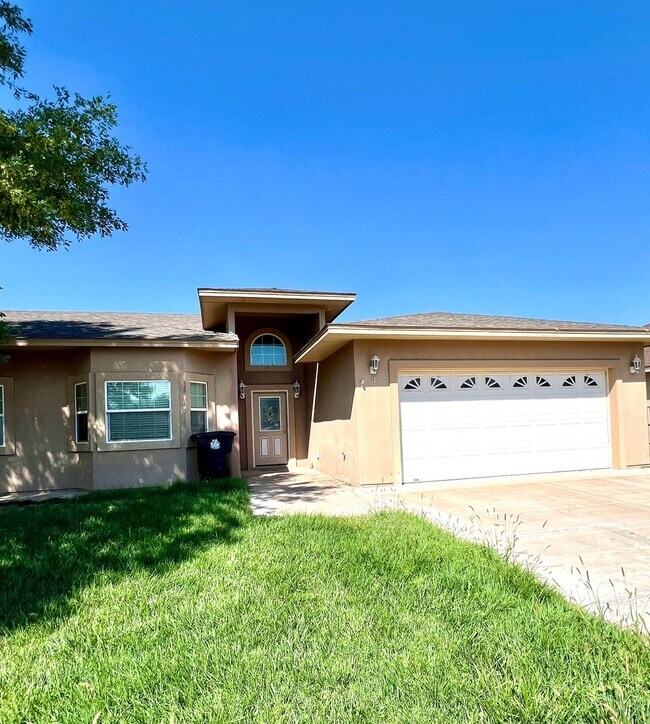 Foto del edificio - Beautiful move in ready home.