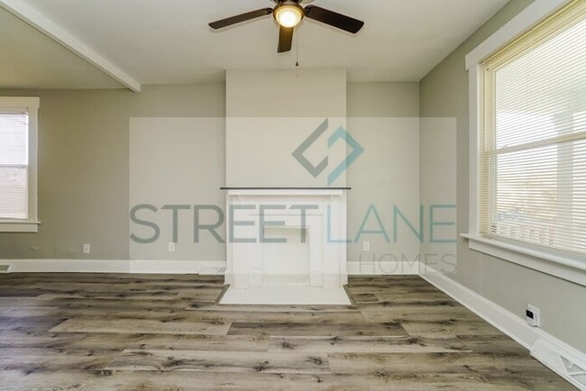 Building Photo - REDUCED!