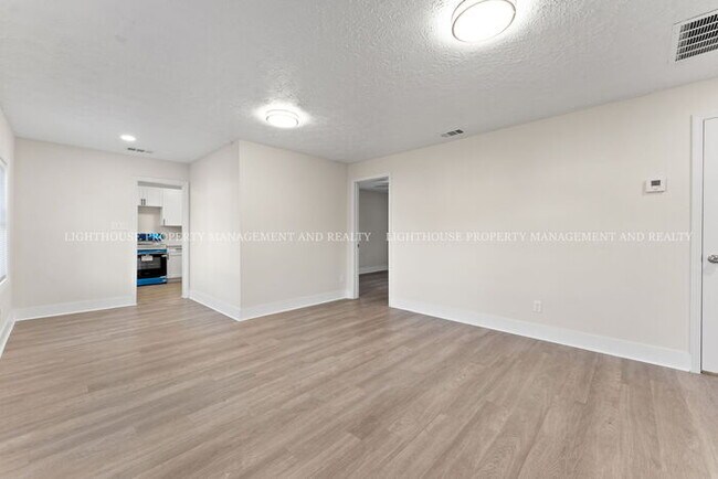 Foto del edificio - Beautifully Renovated 3 Bedroom Home on a Corner Lot!