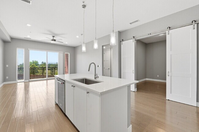 Foto del edificio - $3,045.95, 2 Beds - 2 Bath, Condo in Denver with Unobstructed Mountain Views!