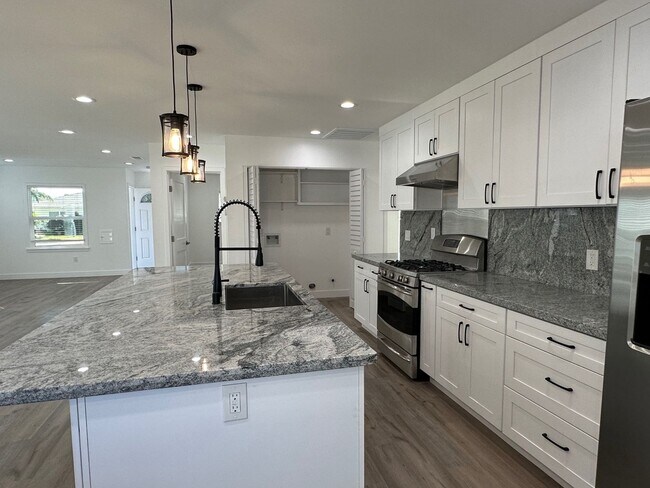Building Photo - Completely remodeled 3+2 on Sunset Park's ...