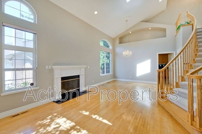 Building Photo - 871 Sycamore Dr