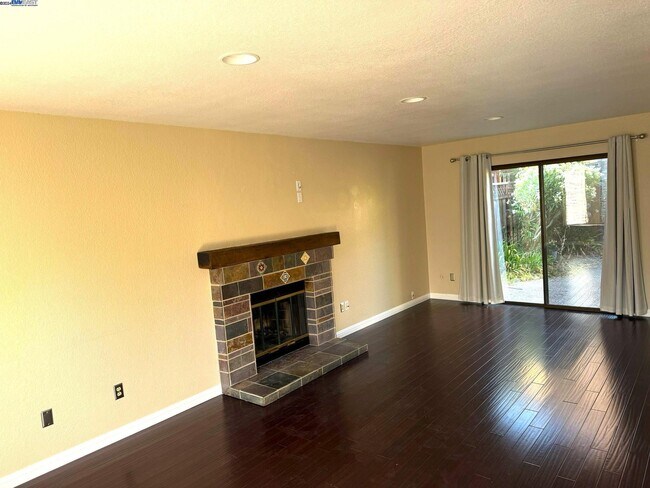 Foto del edificio - 7221 Sleepy Creek Dr