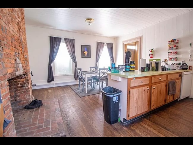 Building Photo - 206 N Main St