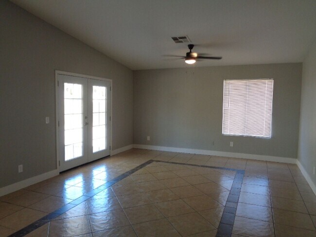 Building Photo - Nice 3 bedroom house in west valley-recent...