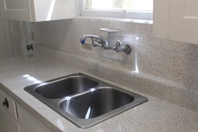 Foto del edificio - Spacious corner unit in Cortez Hills!