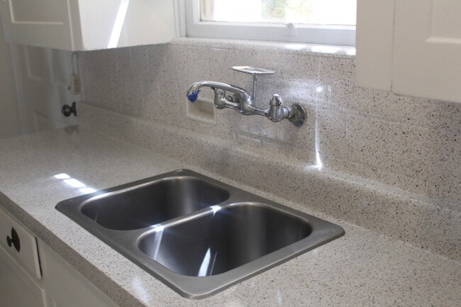 Building Photo - Spacious corner unit in Cortez Hills!
