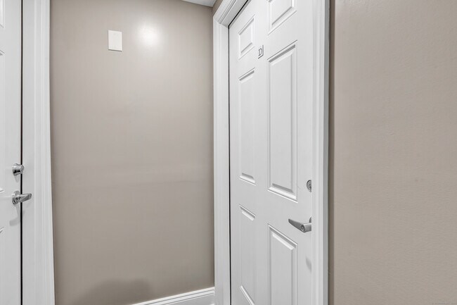 Building Photo - 412 Howe Ave