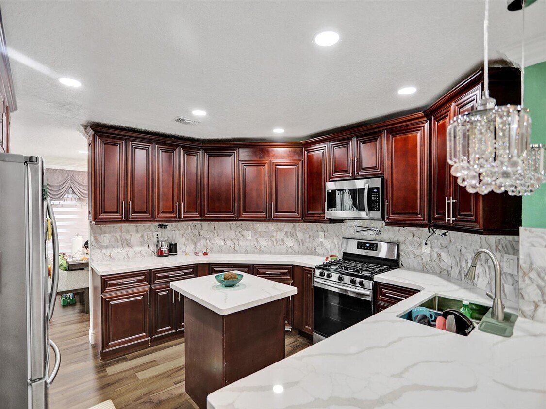 Foto principal - 613 NW 135th Ter