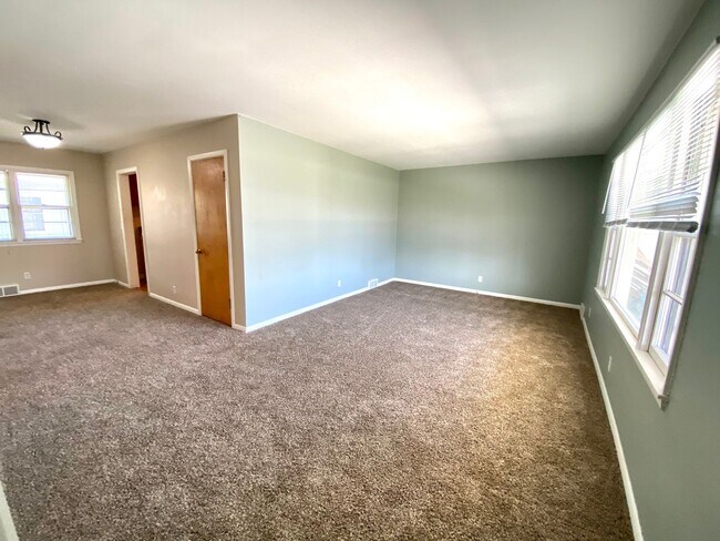 Foto del edificio - Gorgeous 5 Bed, 2 Bath House Near Concordia and MSUM!