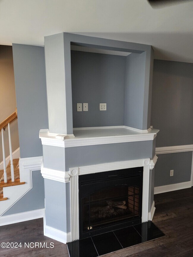 Building Photo - 320 S Square Dr