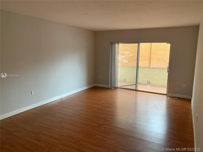 Foto del edificio - 7851 Miller Dr